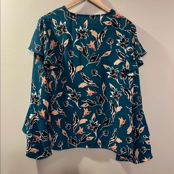 Finn & Grace Ruffled Sleeve Blouse - Picture 8 of 10